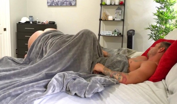 Мачеха отсосала спящему пасынку и получила в роскошную манду возбужденный член товарища